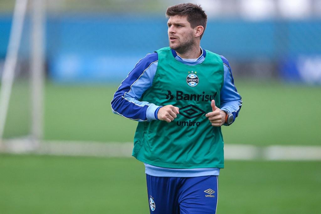 Kannemann voltou a correr depois de ficar de fora dos treinos da &uacute;ltima semana devido a uma pancada no tornozelo