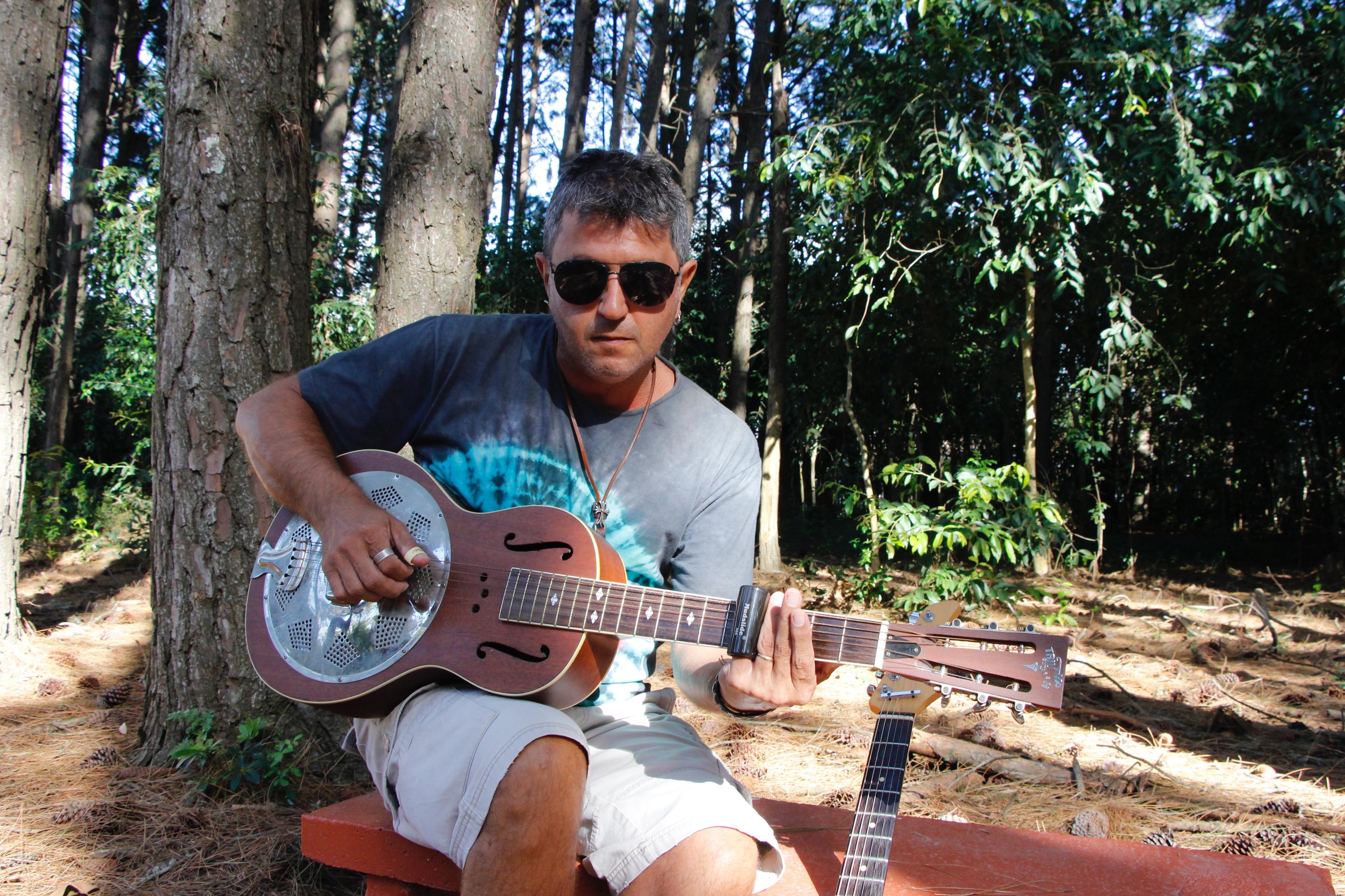 Gambona &eacute; autodidata e tem mais de 30 anos de carreira musical