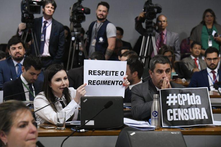 Deputada Caroline de Toni (PSL-SC) e deputado Coronel Tadeu (PSL-SP) protestam contra CPMI