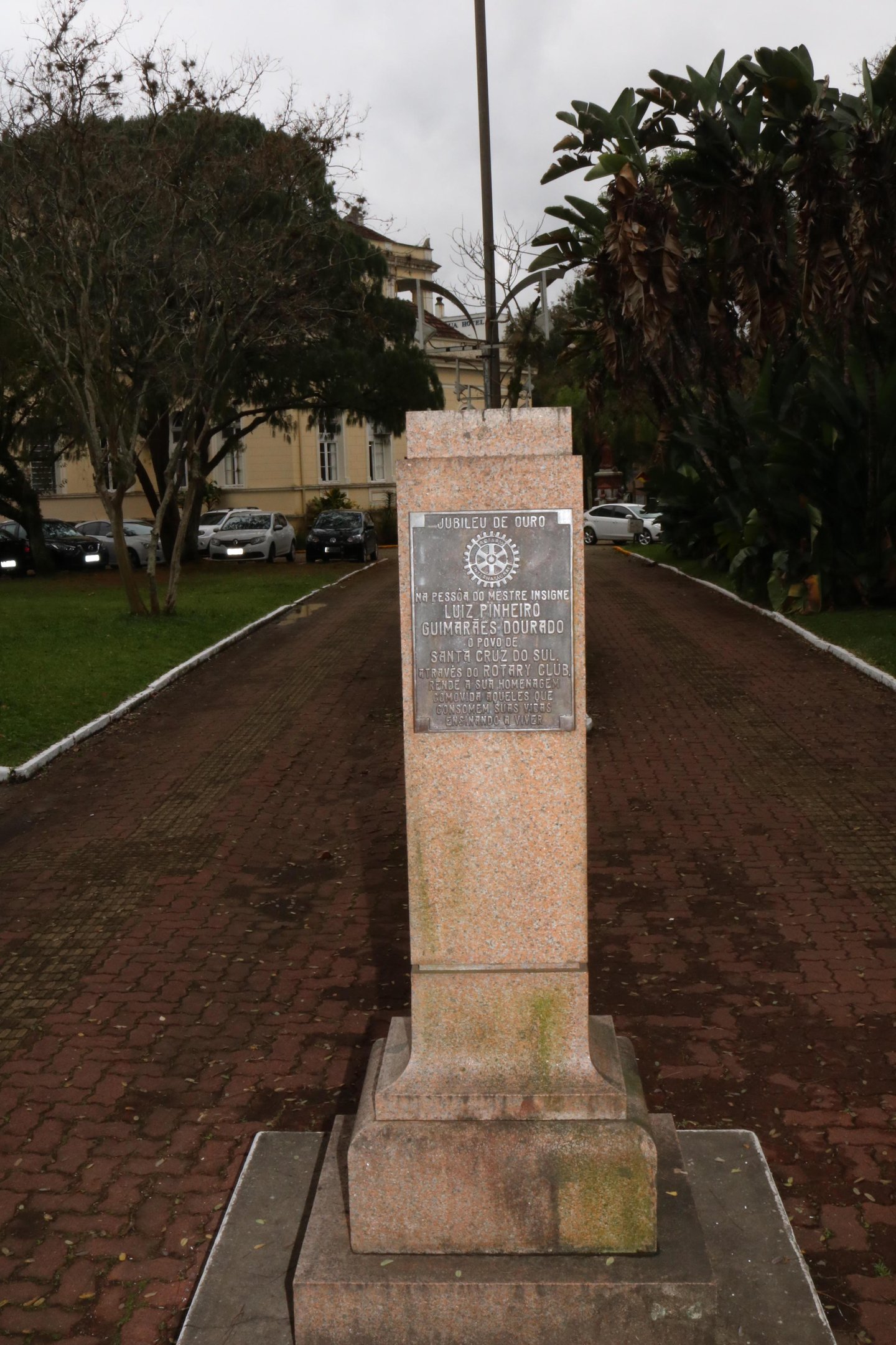 Local onde ficava o busto do professor Luiz Pinheiro Guimar&atilde;es Dourado