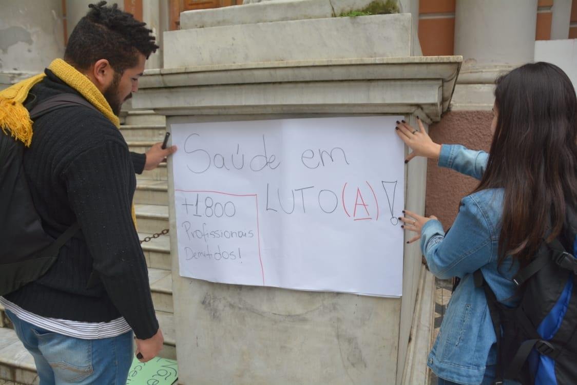 Trabalhadores junto ao Pa&ccedil;o Municipal