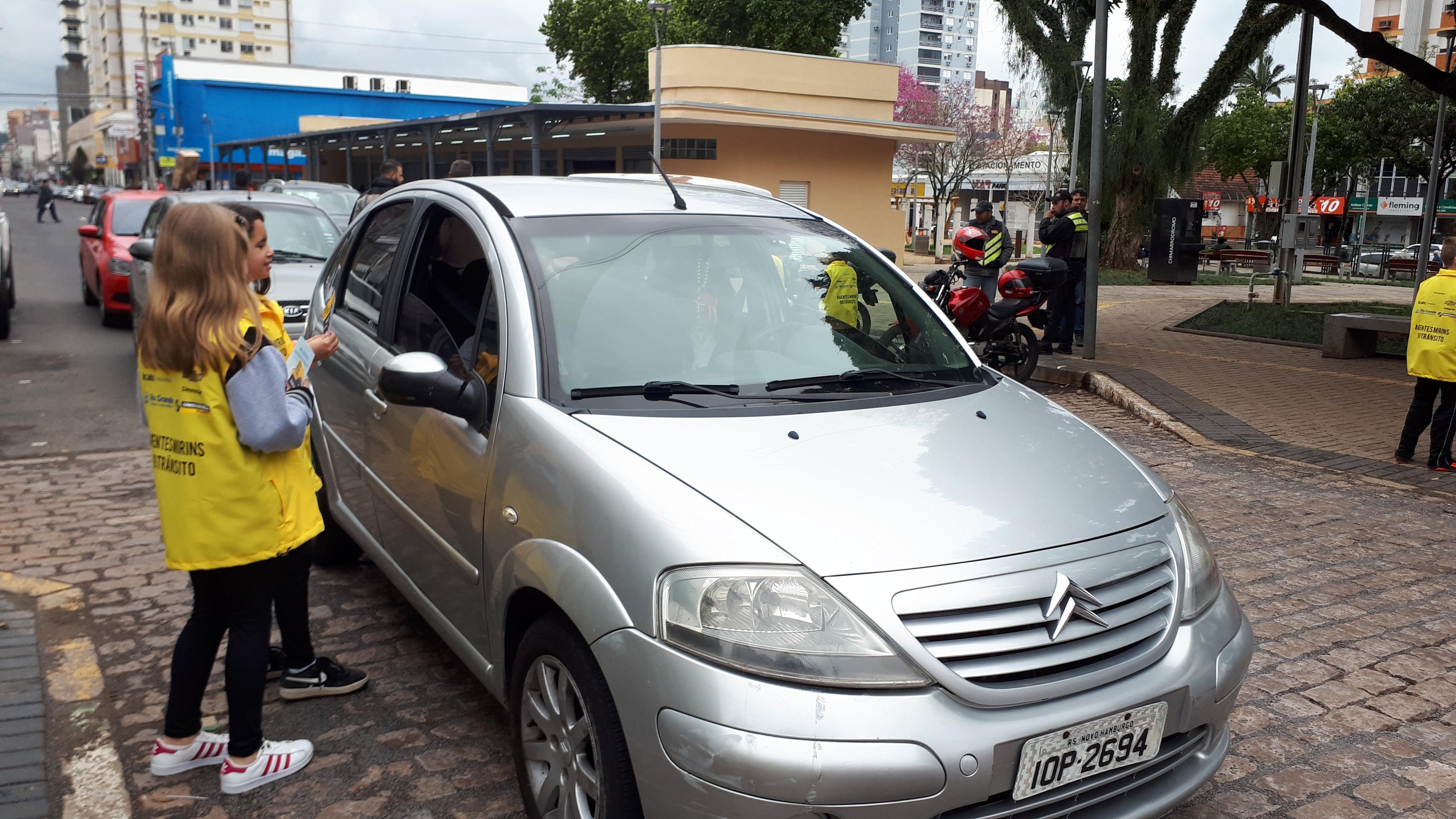 Crian&ccedil;as entregaram panfletos de conscientiza&ccedil;&atilde;o aos motoristas