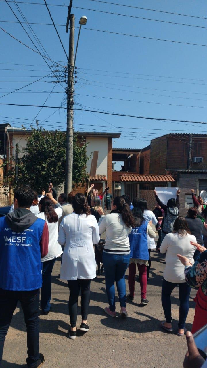 Funcion&aacute;rios realizaram protesto na avenida Cruzeiro do Sul, em Porto Alegre