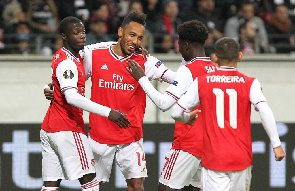 Ingleses constru&iacute;ram a f&aacute;cil vit&oacute;ria com gols de Willock, Saka 
e Aubameyang