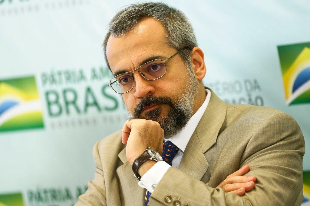 Ministro da Educa&ccedil;&atilde;o avalia que proposta fere o equil&iacute;brio fiscal