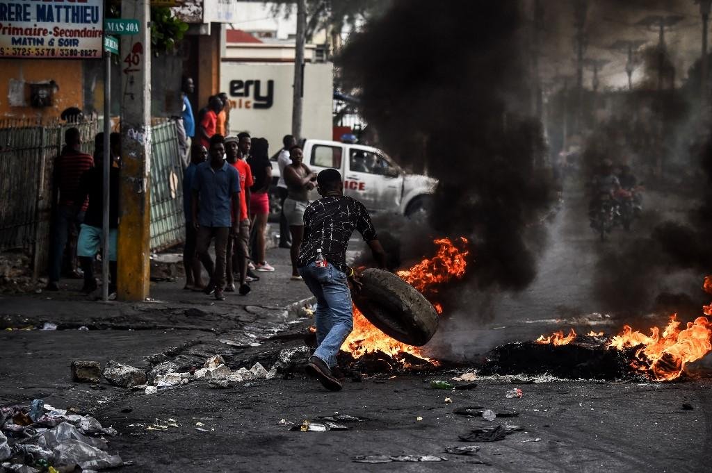 Protestos tiveram barricadas em chamas em Porto Pr&iacute;ncipe