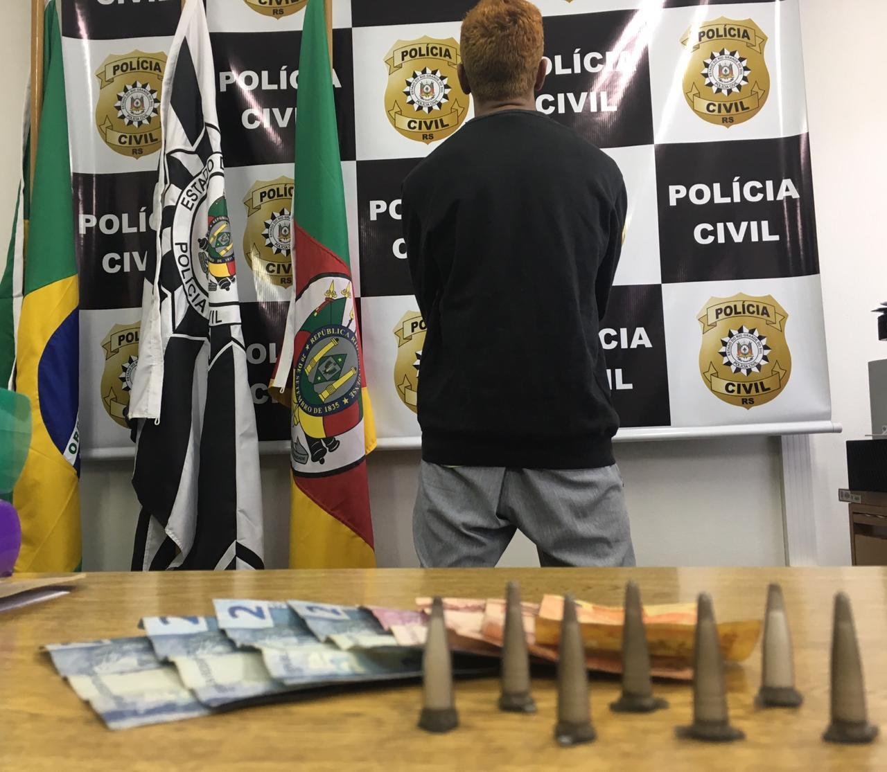 Com o criminoso os policiais encontraram drogas e dinheiro em notas pequenas, caracter&iacute;stico do tr&aacute;fico