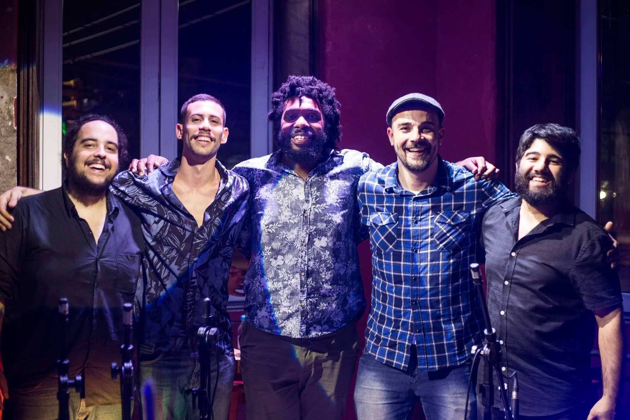 "Volto Pra Te Ver" canta cl&aacute;ssicos do samba e MPB na primeira noite