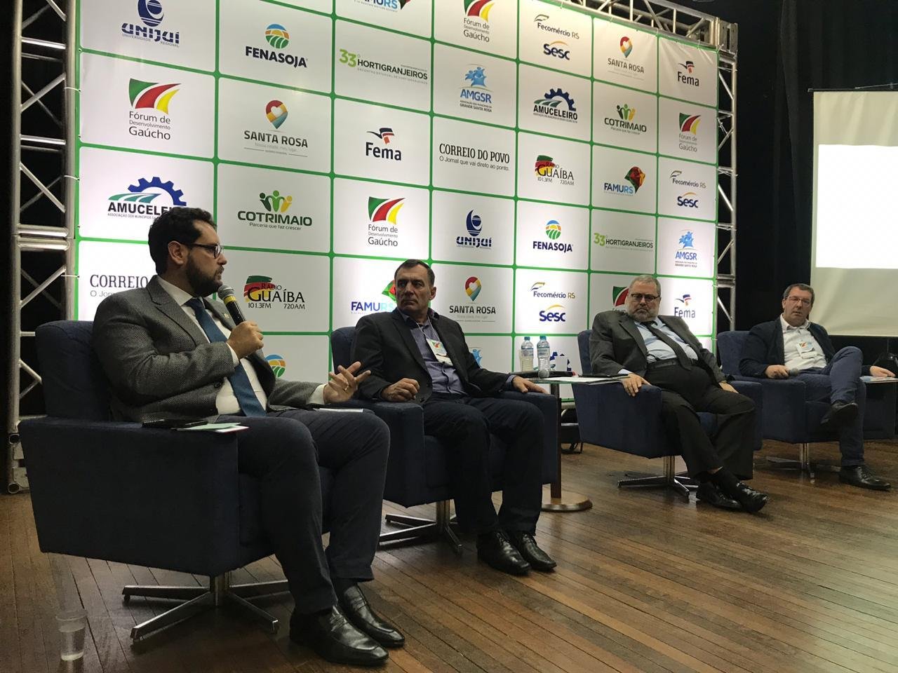 O primeiro painel do dia teve a presen&ccedil;a de Ruy Irigaray, Leonel Petry, Everaldo Bueno Rolim com media&ccedil;&atilde;o do Diretor de Reda&ccedil;&atilde;o do Correio do Povo, Telmo Flor