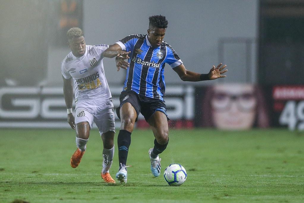 Cortez sentiu um problema na panturrilha esquerda durante o primeiro tempo e acabou substitu&iacute;do