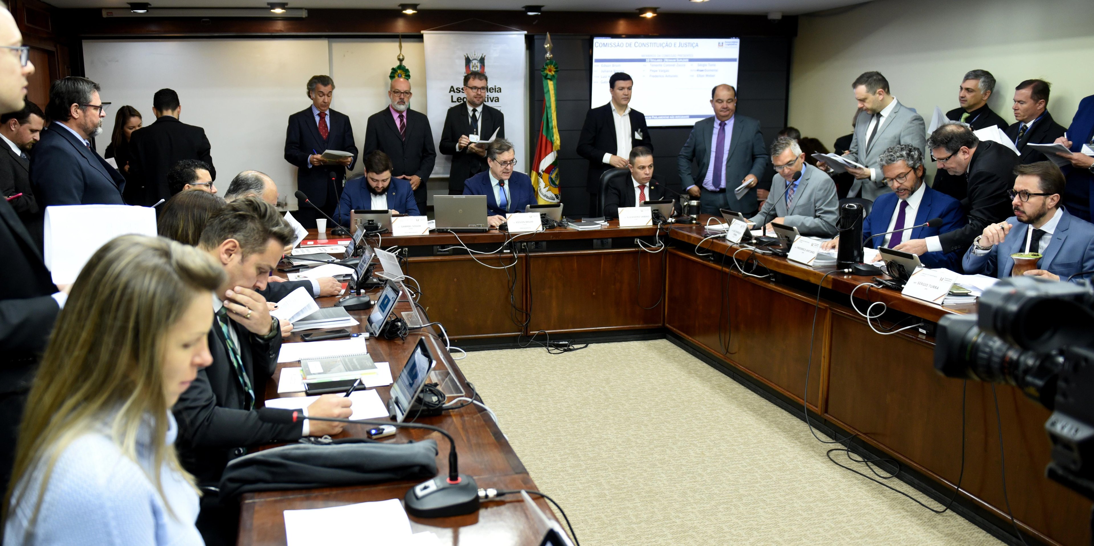 Parecer da deputada Juliana Brizola foi votado na reuni&atilde;o da CCJ