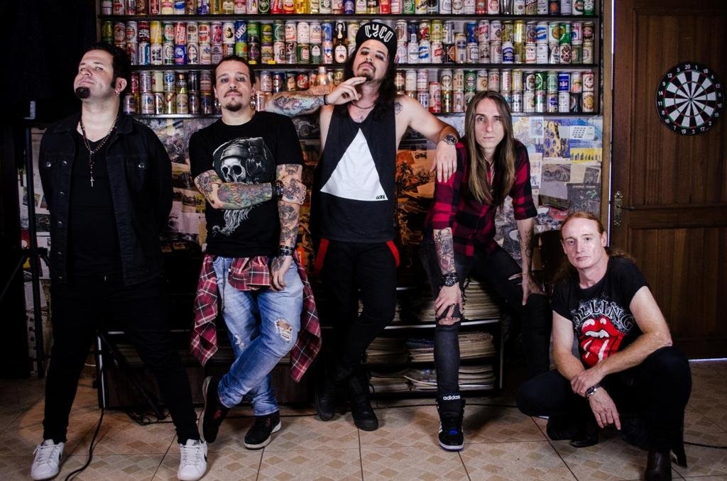 Grupo trabalha em material novo, mas segue divulgando as m&uacute;sicas do debut &ldquo;Trem da Loucura"