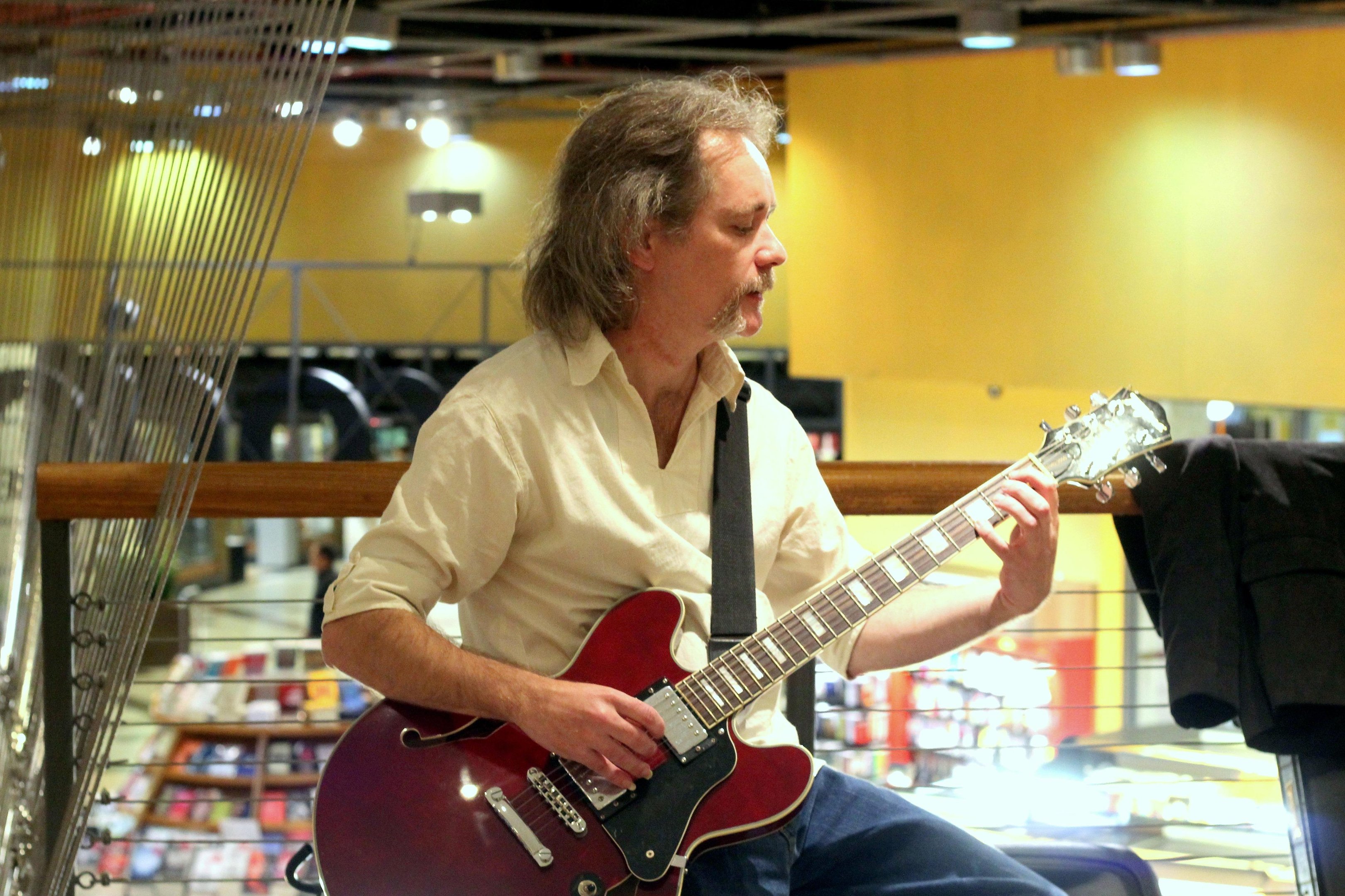 Com mais de 30 anos de carreira, Ren&eacute; Floyd toca v&aacute;rios instrumentos