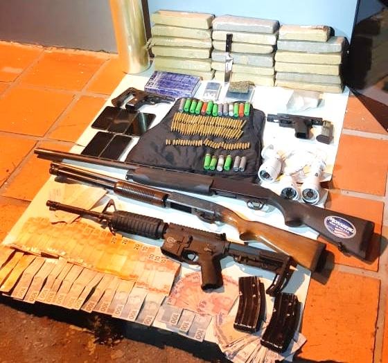 Armas encontradas com os bandidos ser&atilde;o periciadas para apurar uma liga&ccedil;&atilde;o com a execu&ccedil;&atilde;o da v&iacute;tima