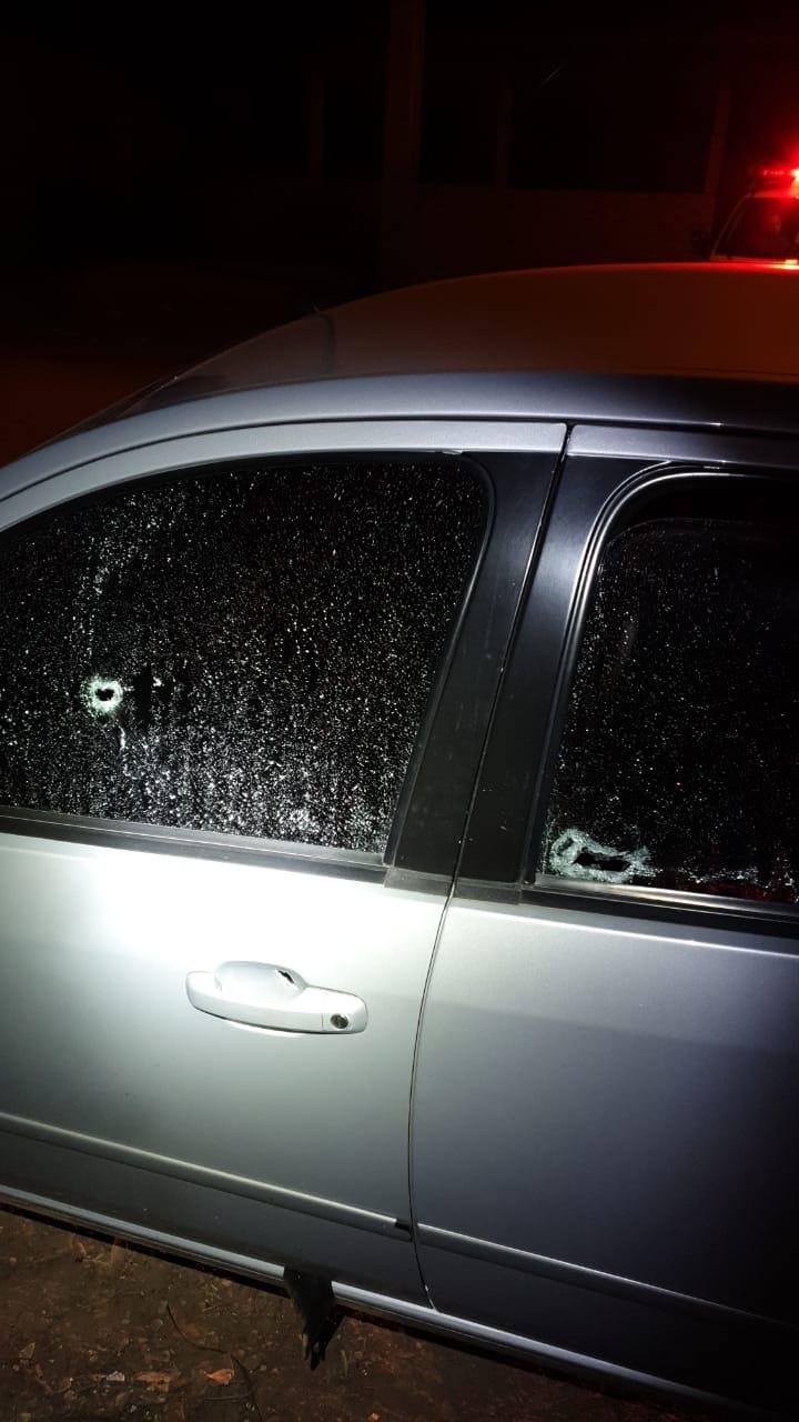 Vidros do Renault Logan da agente, encontrado depois em Gravata&iacute;, ficaram com as marcas do tiroteio