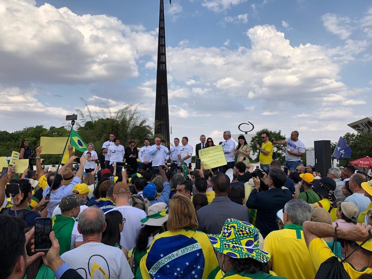 Ato ocorreu na Pra&ccedil;a dos Tr&ecirc;s Poderes, em Bras&iacute;lia