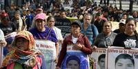 Pais, familiares e amigos marcham em protesto ao mistério relacionado ao desaparecimento de 43 garotos de Ayotzinapa