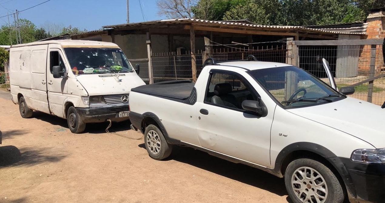 V&iacute;timas foram encontradas dentro de um Mercedes-Benz Sprinter na rua Jata&iacute;, perto da esquina com a rua Jo&atilde;o de Ara&uacute;jo, ao lado de um condom&iacute;nio residencial, no bairro Cristal.