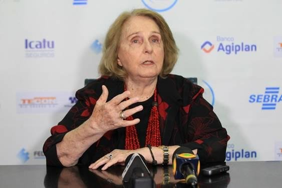 Lya Luft foi submetida a um implante de stent ap&oacute;s sofrer um infarto nessa quarta em Porto Alegre
