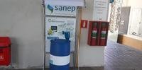 Para descartar o óleo, o SANEP disponibiliza bombona e funil