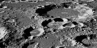 A imagem obtida pela NASA mostra o local de pouso da sonda Vikram, da Chandrayaan-2, que tentou pousar em um pequeno pedaço de planície lunar entre as crateras Manzinus C (C L) e Simpelius N