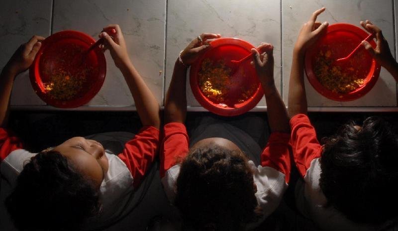 Autor da proposta defende que medida n&atilde;o obriga, mas permite a inclus&atilde;o de mais um alimento &agrave; alimenta&ccedil;&atilde;o escolar