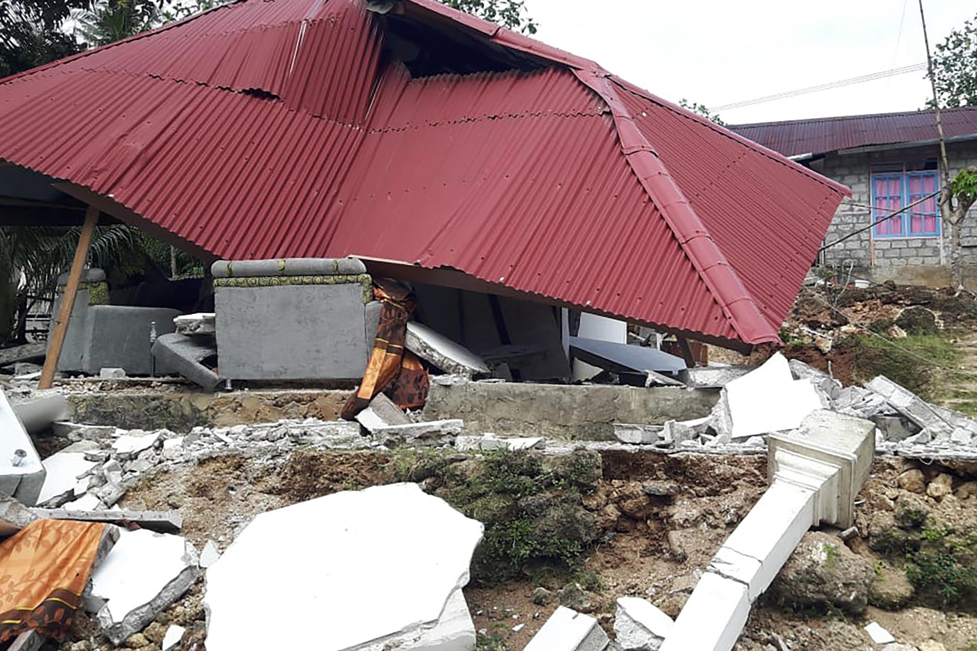 Tremor, de 6,5 graus de magnitude, afetou muitos edif&iacute;cios, incluindo uma universidade, e provocou deslizamentos de terra