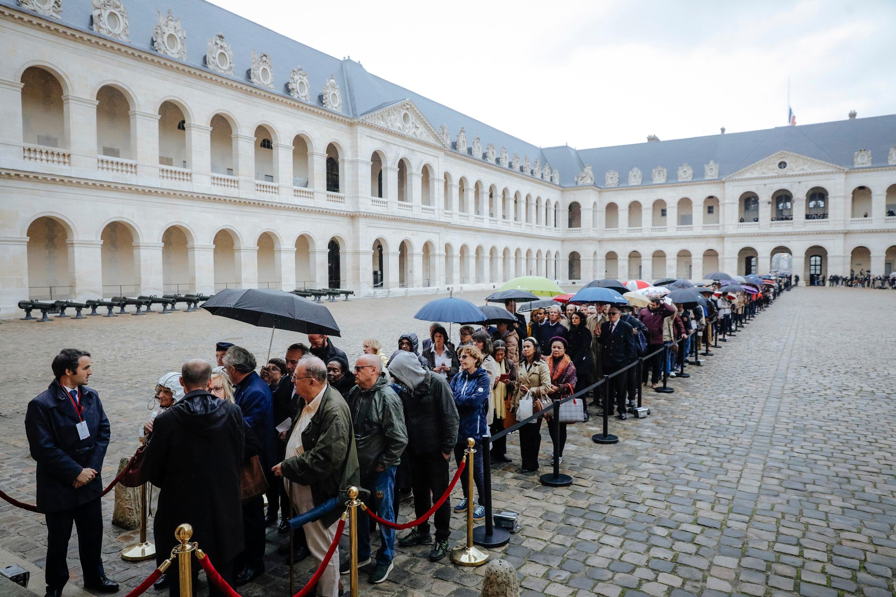 Fila &eacute; formada para franceses dizerem adeus a Chirac