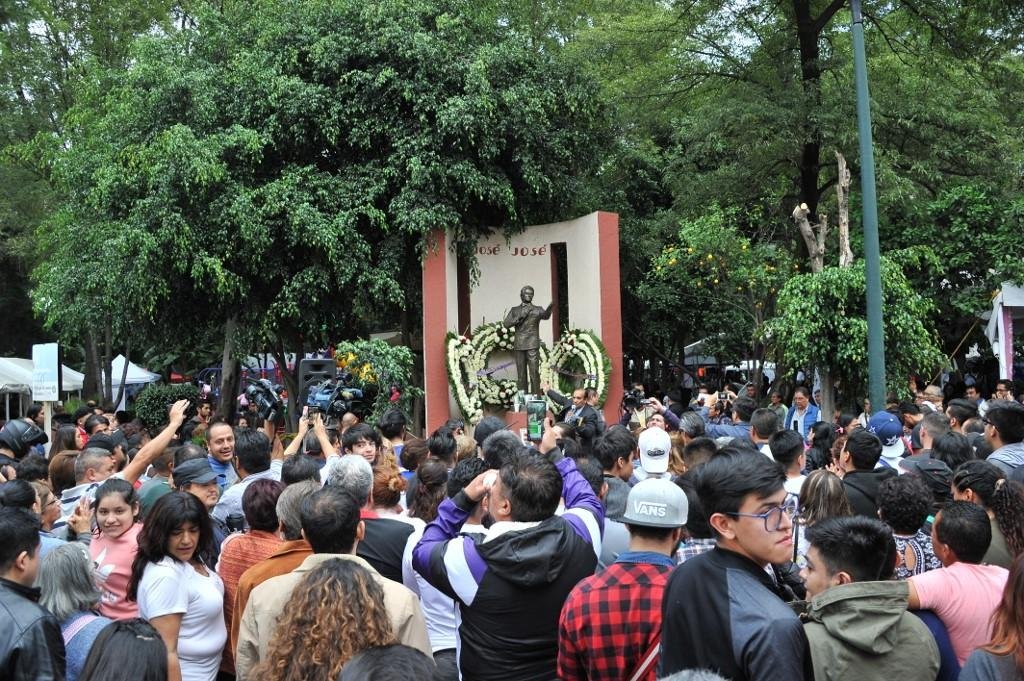 F&atilde;s realizam despedida em monumento mexicano que presta homenagem ao cantor