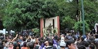 Fãs realizam despedida em monumento mexicano que presta homenagem ao cantor