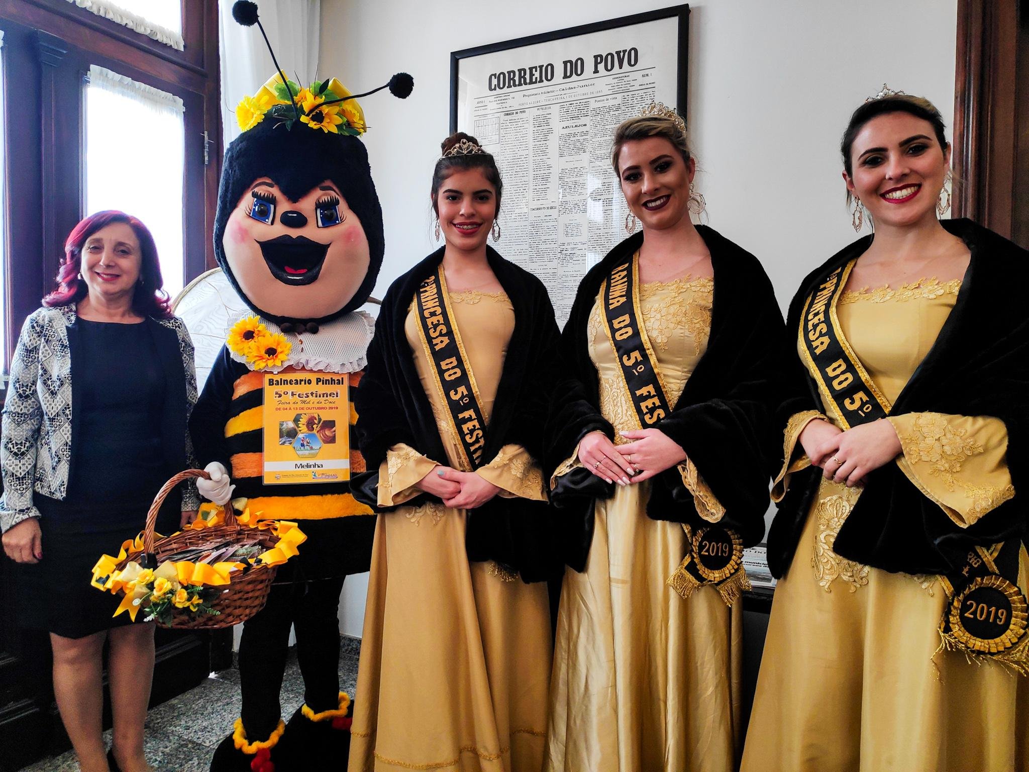 A prefeita M&aacute;rcia Tedesco, a mascote Melinha e a corte da feira, Eduarda Gaviraghi, Milene Reinheimer e Ritiele Silva