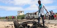 Morador no local de uma explosão suicida de um carro-bomba que atingiu um comboio de veículos da União Europeia em Mogadíscio