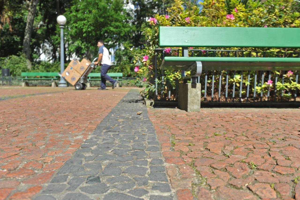 Revitaliza&ccedil;&atilde;o come&ccedil;ou em setembro e contou com melhorias nos bancos, pinturas nos brinquedos e recupera&ccedil;&atilde;o das pedras portuguesas que revestem o espa&ccedil;o e, como toda a Alf&acirc;ndega, precisam ser mantidas tal qual o projeto original
