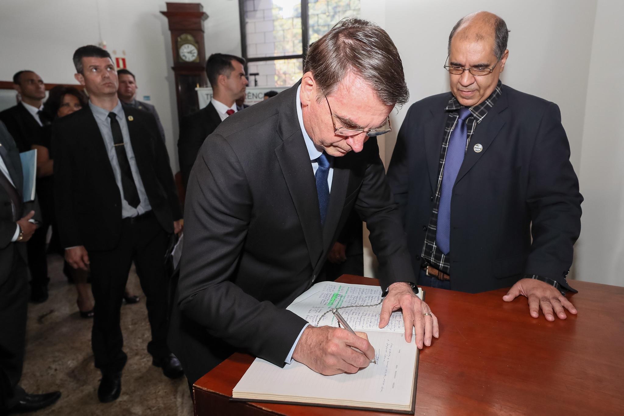 Chefe de Estado assinou decreto nesta segunda-feira