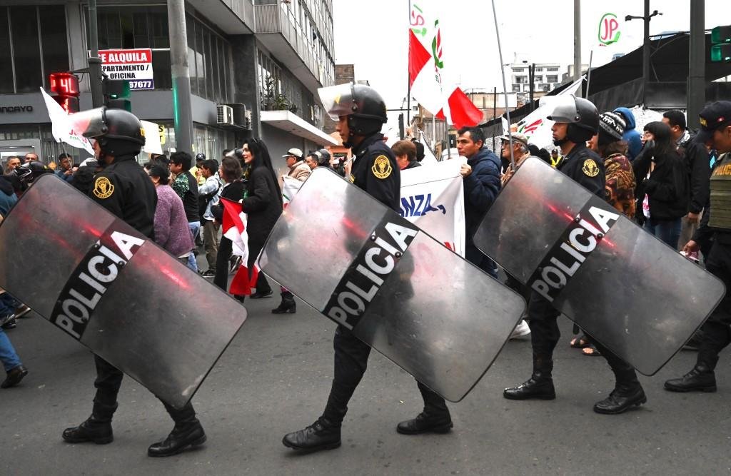 Protestos nas ruas marcam o dia de crise pol&iacute;tica