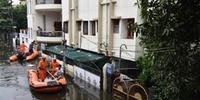 Chuvas de monção obriga moradores a abandonarem suas casas