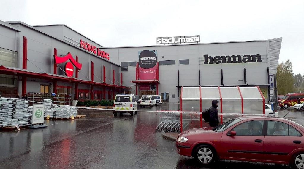 Carros da pol&iacute;cia bloqueiam terrenos do shopping Herman, que fica nas imedia&ccedil;&otilde;es das instala&ccedil;&otilde;es do Savo Vocational College