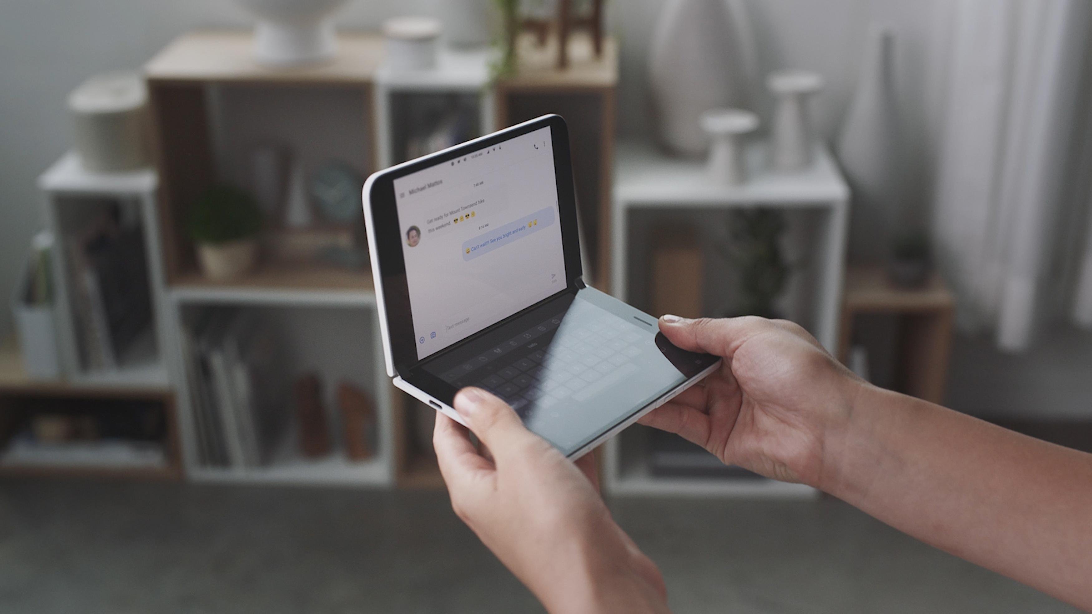 Surface Duo tem duas telas de 5,6 polegadas "finas como papel" que se desdobram e funcionam com um sistema operacional Windows feito sob medida