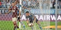 Pepê, no fim do jogo, marcou gol que mantém o Grêmio na briga por vaga na final da Libertadores