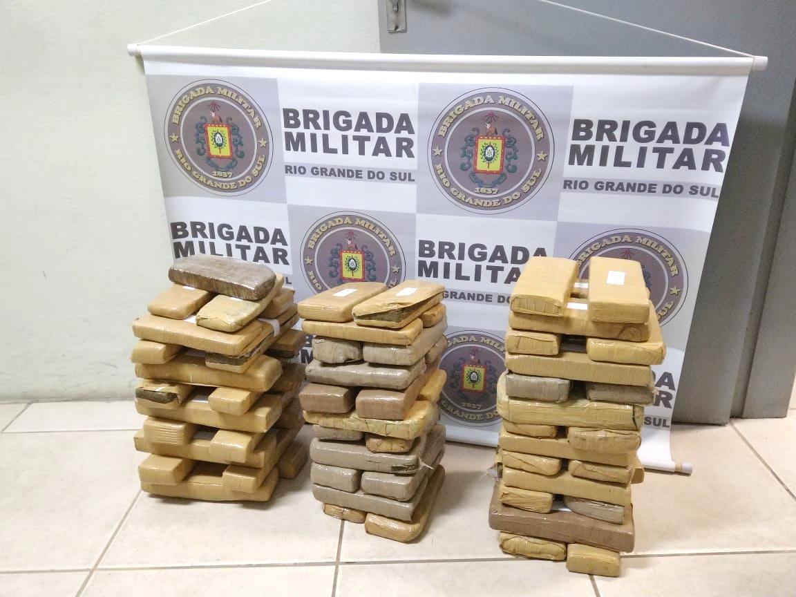 Dois homens foram presos em flagrante pelos policiais militares ap&oacute;s a descoberta do entorpecente dentro de um Fiat Punto