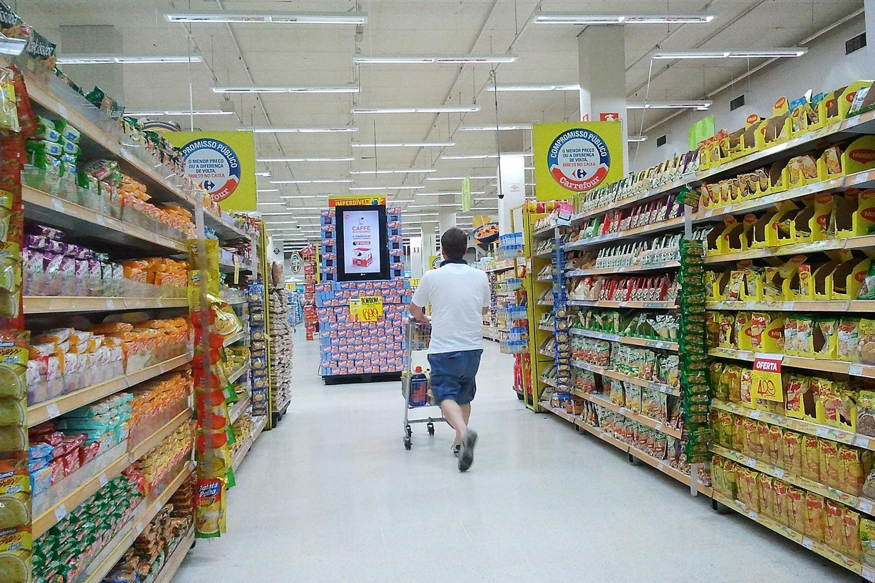 No total, a fatia das fam&iacute;lias brasileiras com contas ou d&iacute;vidas em atraso subiu para 24,5% em setembro, contra 24,3% em agosto
