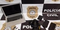 Policiais apreenderam um notebook, uma máquina fotográfica e pen drives