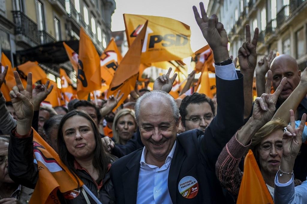 Rui Rio, presidente do Partido Socialista, sorri em meio a campanha