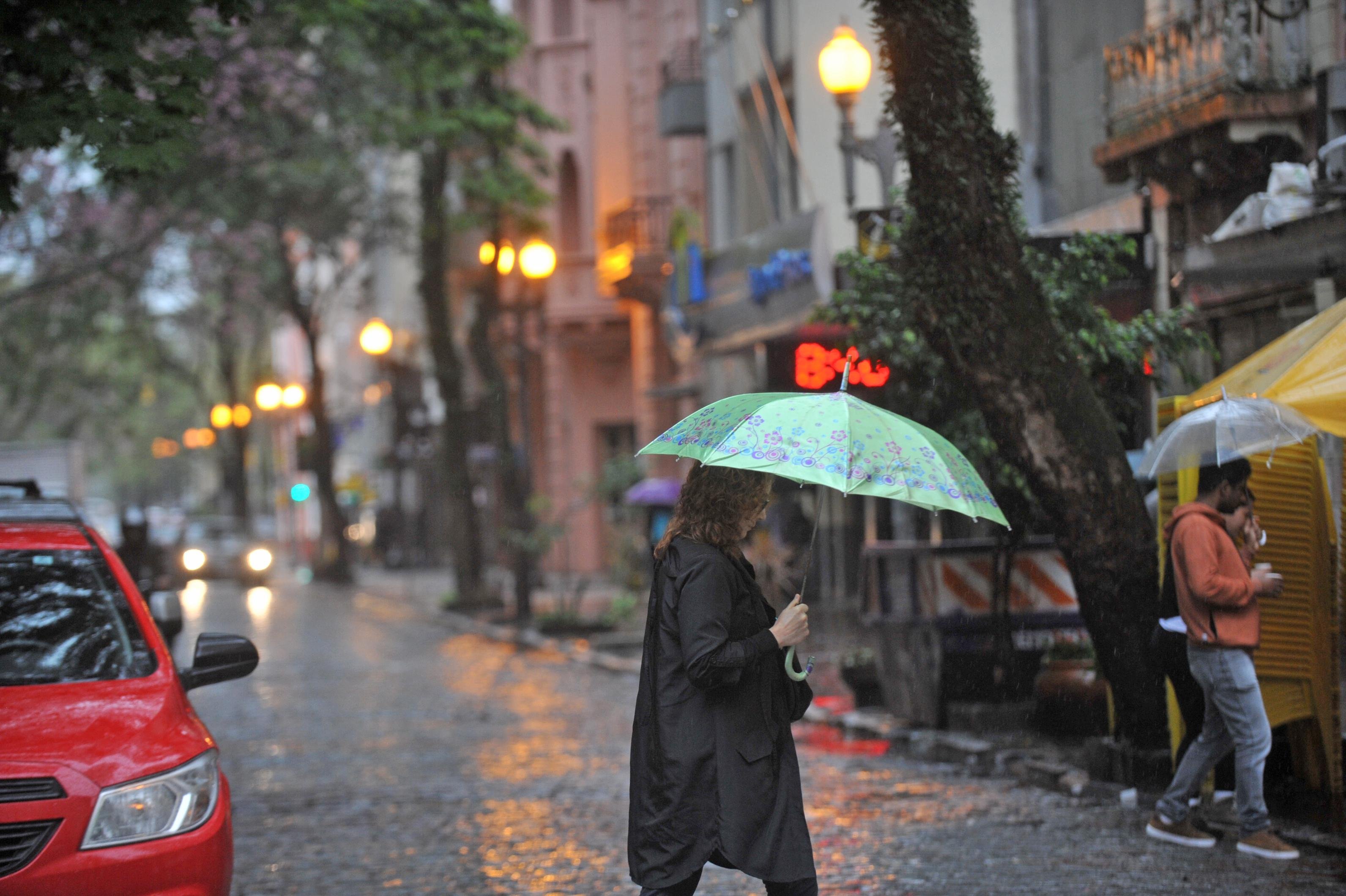 Tempo permanece chuvoso em Porto Alegre neste s&aacute;bado