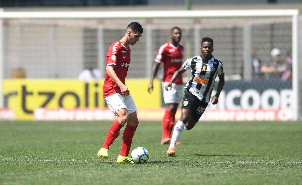 Meia fez sua estreia no profissional na vit&oacute;ria por 3 a 1 fora de casa sobre o Atl&eacute;tico-MG