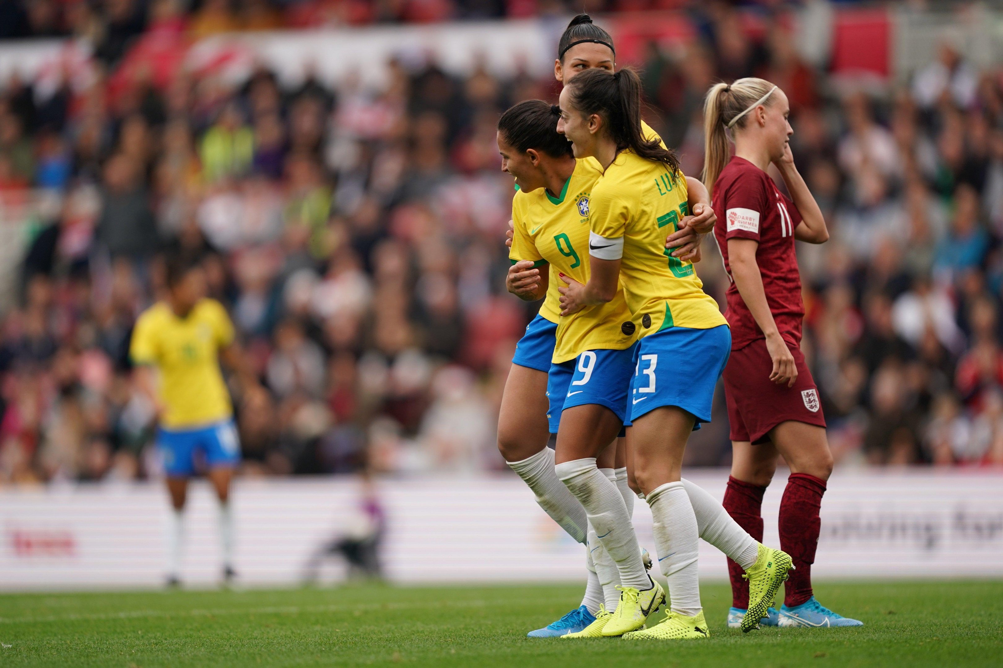 Debinha marcou os dois gols do Brasil na partida contra a Inglaterra