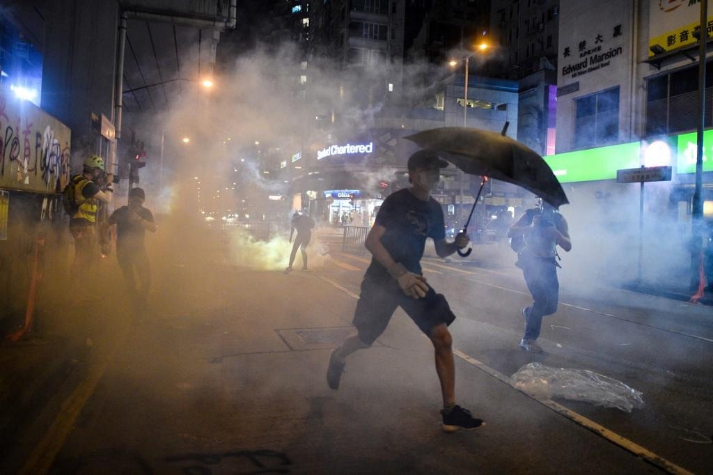 Pol&iacute;cia joga bombas de g&aacute;s lacrimog&ecirc;nio no distrito de Mong Kok, Hong Kong, nesta segunda (7)