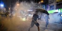 Polícia joga bombas de gás lacrimogênio no distrito de Mong Kok, Hong Kong, nesta segunda (7)