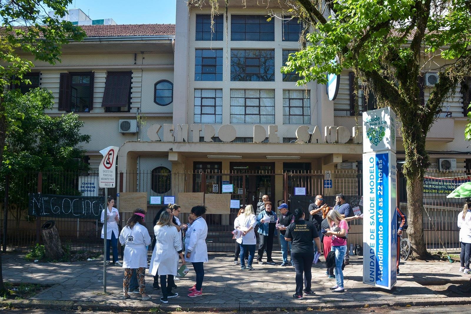 Trabalhadores do Imesf paralisaram o atendimento na manh&atilde; desta segunda