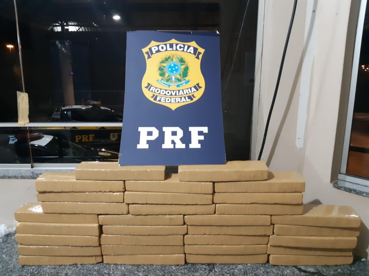 Passageiros que transportavam os entorpecentes foram presos em flagrante